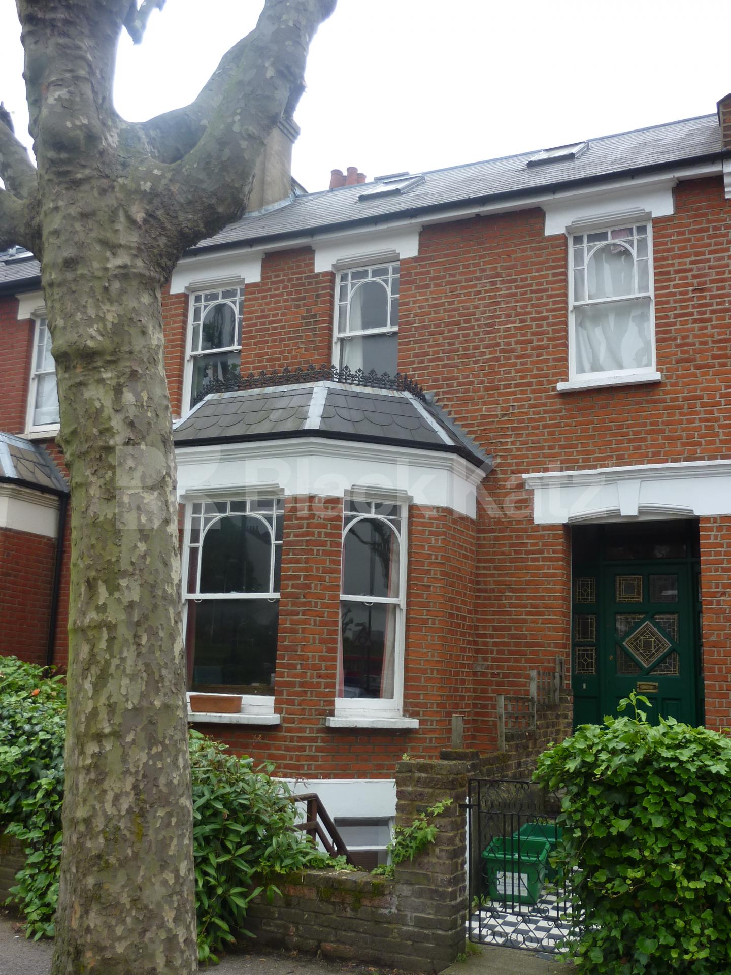 			MUST SEE !!!, 4 Bedroom, 1 bath, 1 reception Flat			 Stapleton Hall Road, FINSBURY PARK N4 N4